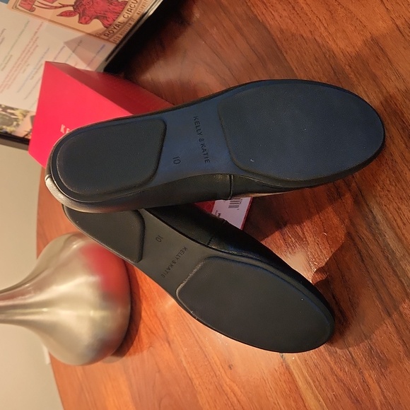 Kelly & Katie 10M Black Flats - Picture 2 of 3
